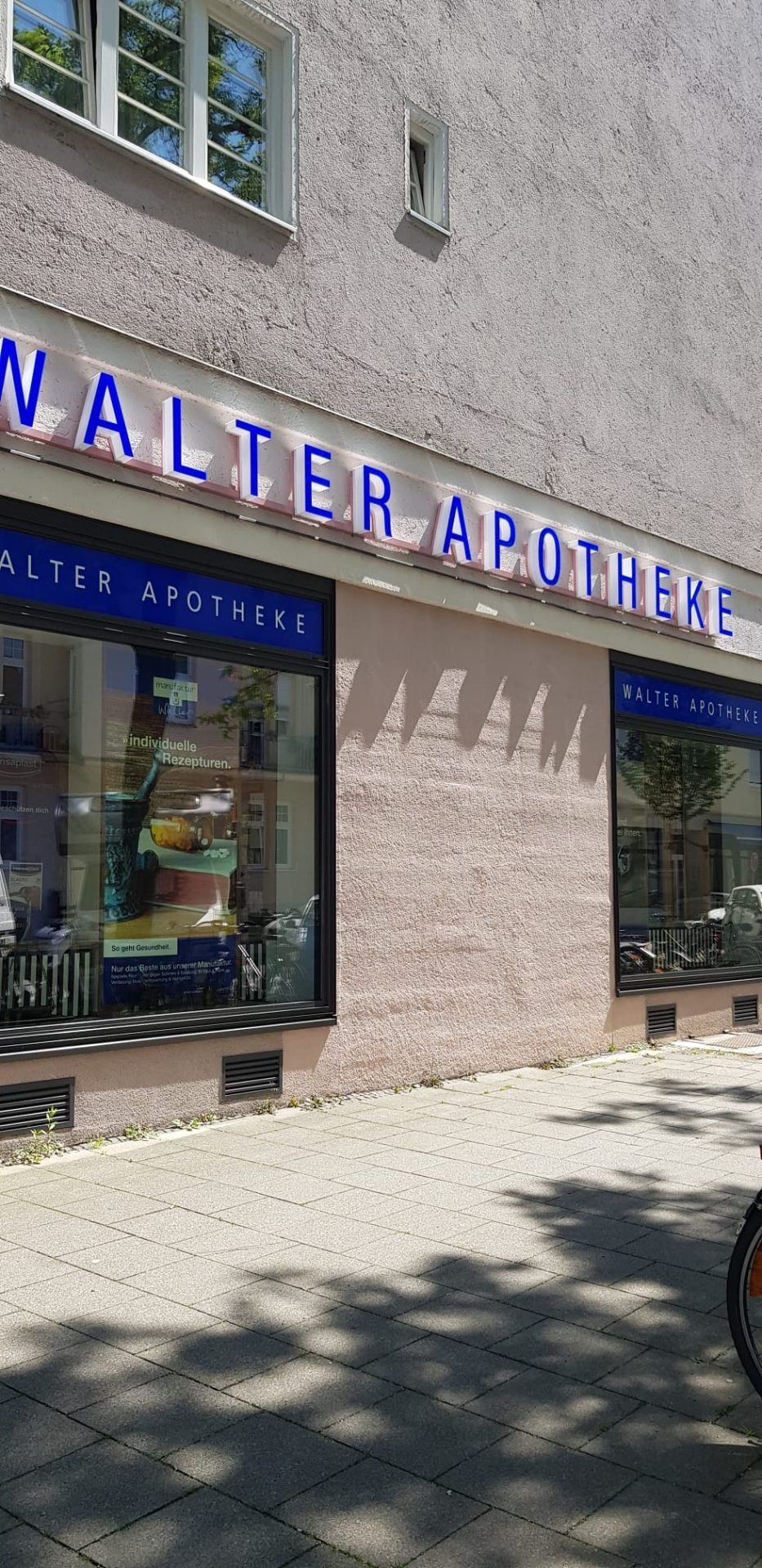 Gepflegte Leuchtreklame an einer Apotheke