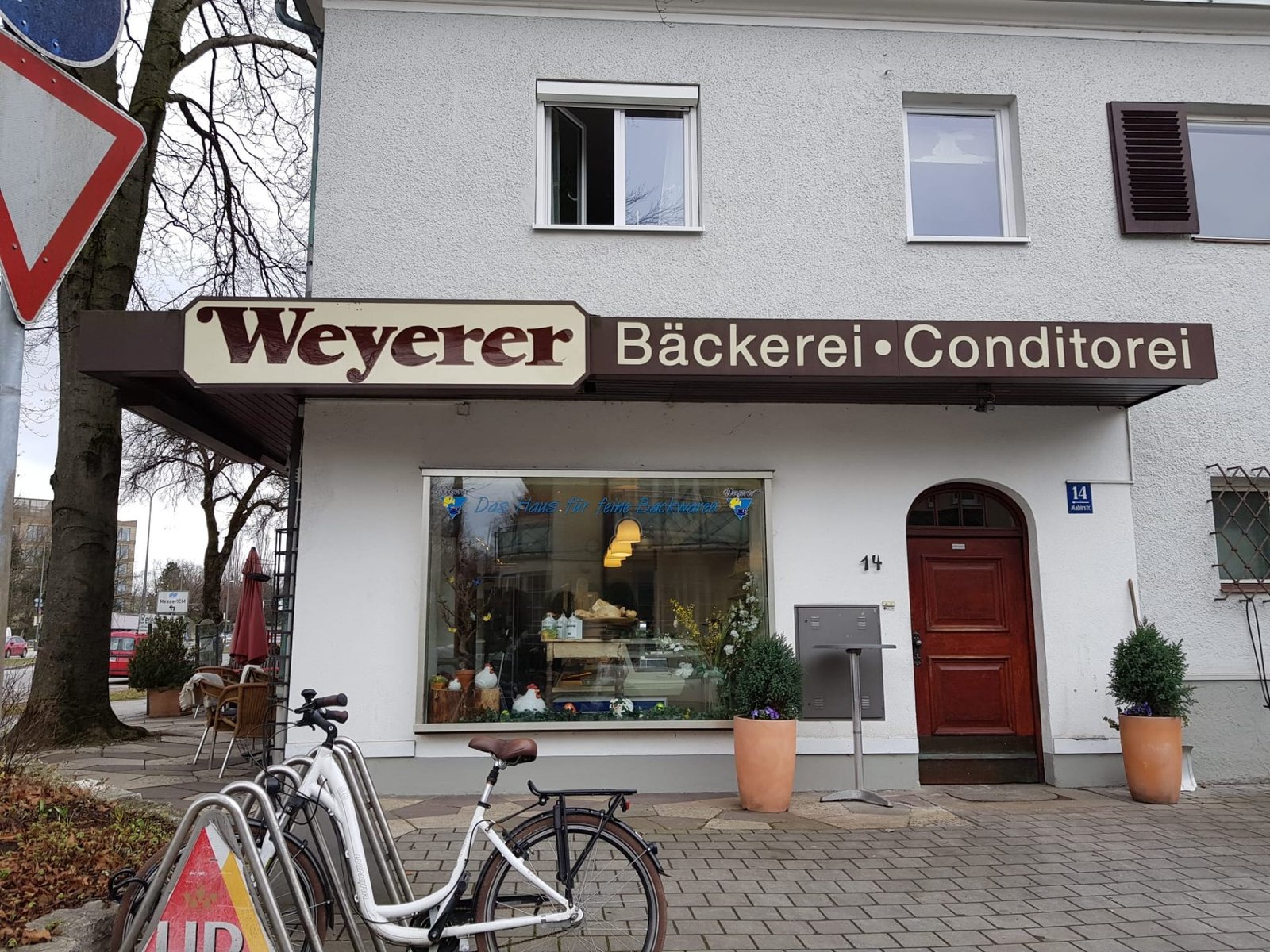 Frisch gereinigte Bäckerei-Fassade