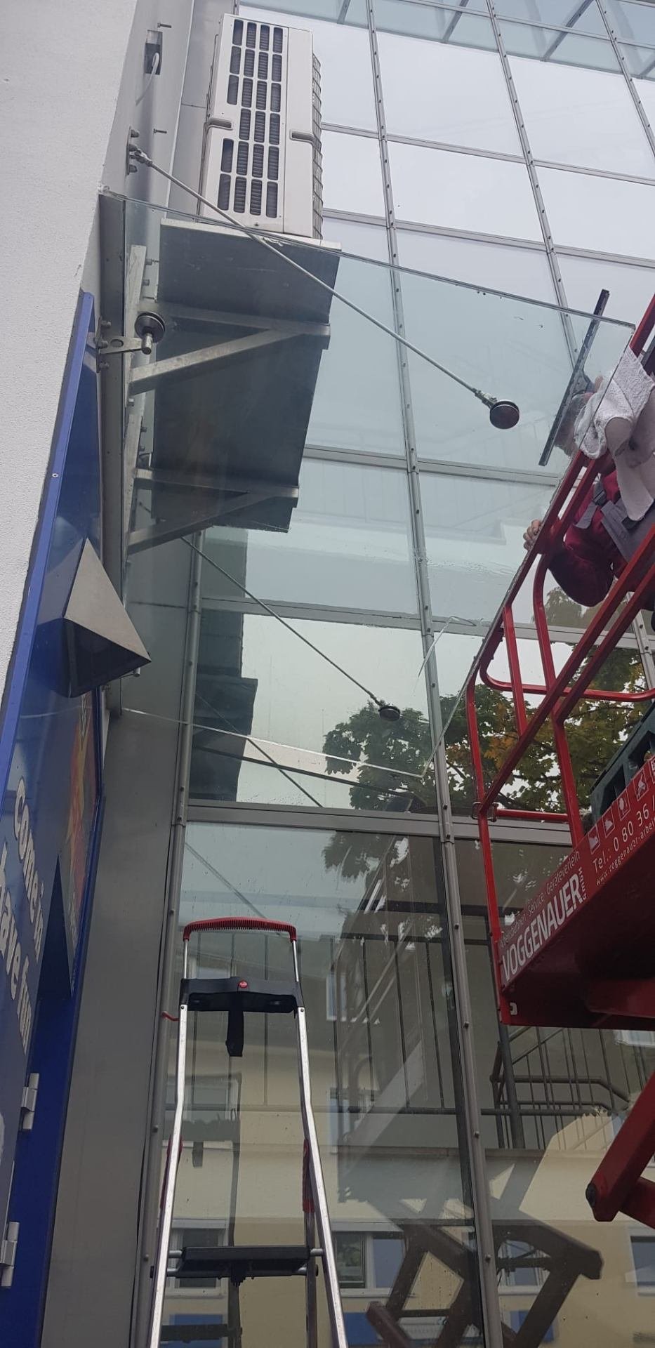 Fensterreinigung mit Hubsteiger an Glasfassade