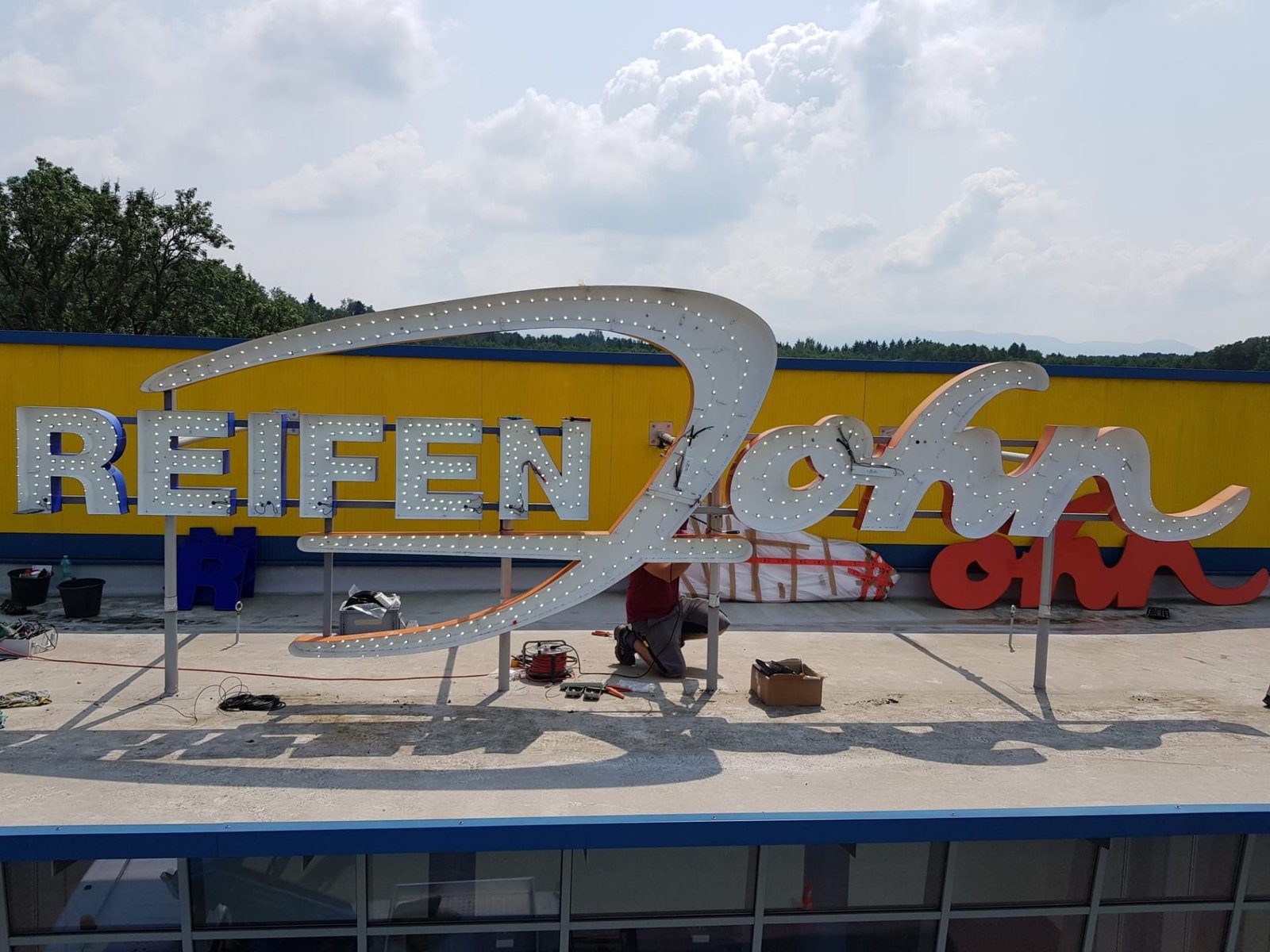 Modernes LED-Leuchtschild nach Umrüstung