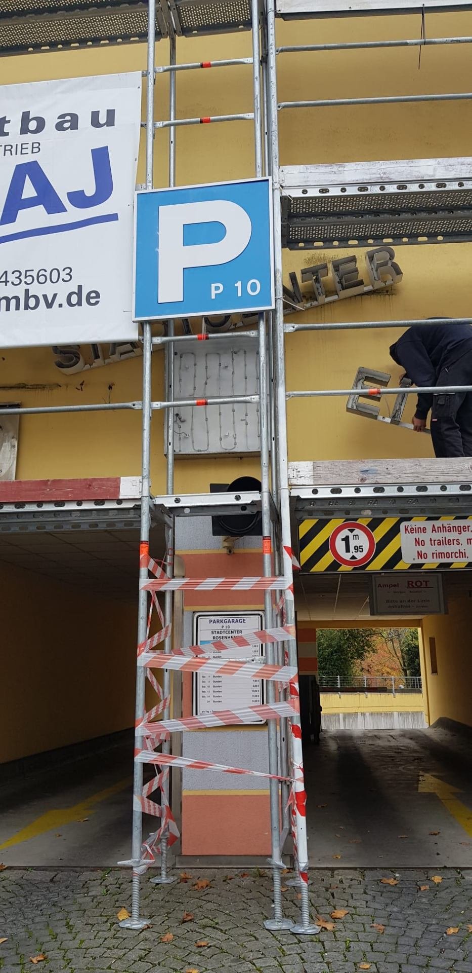 Montage von Leuchtbuchstaben mit Hubsteiger